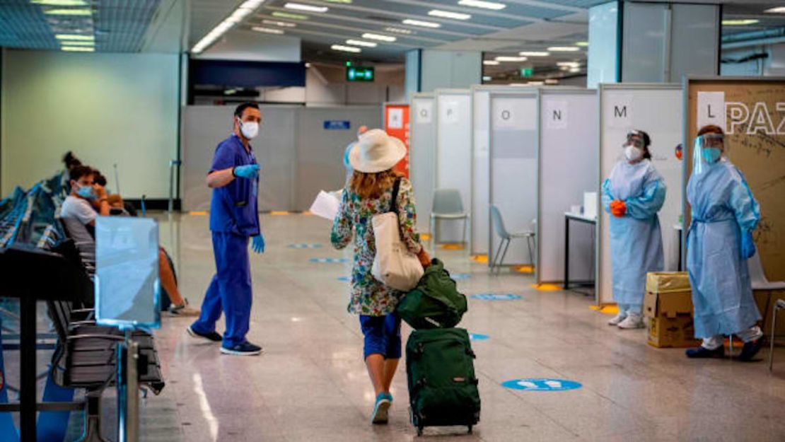 Pasajeros que llegan de países de alto riesgo esperan para realizar pruebas antigénicas rápidas en el aeropuerto Leonardo Da Vinci de Roma el 25 de agosto.