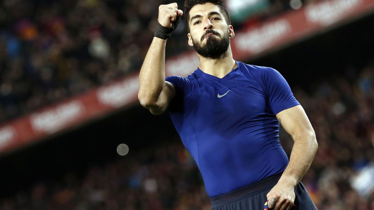 TOPSHOT - Barcelona's Uruguayan forward Luis Suarez celebrates his goal during the Spanish league football match between FC Barcelona and Club Atletico de Madrid at the Camp Nou stadium in Barcelona on April 6, 2019. (Photo by PAU BARRENA / AFP)