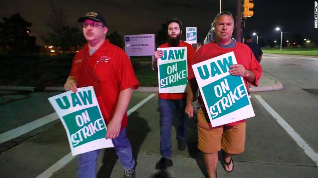 Miembros del sindicato United Auto Workers reunidos afuera de la planta de ensamblaje de General Motors Detroit-Hamtramck en Hamtramck, Michigan, el lunes temprano.