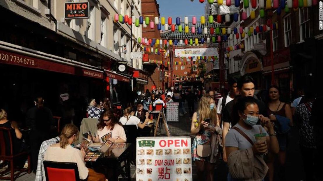 Personas van a restaurantes al aire libre en Chinatown, en el centro de Londres, el 19 de septiembre. Reino Unido ha implementado un programa de toque de queda para pubs y restaurantes, a partir de las 10 p. m.