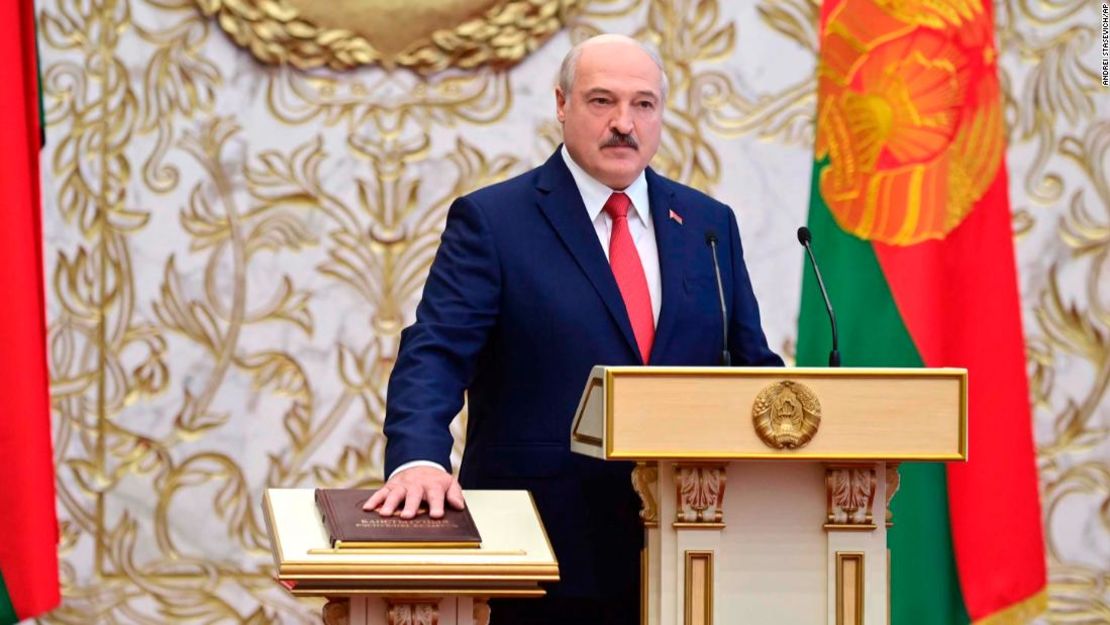 Lukashenko presta juramento durante su sexta ceremonia de inauguración en Minsk en agosto de 2020.