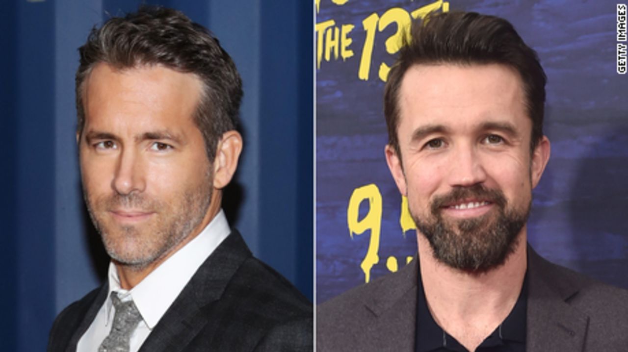 CNNE 898575 - ryan reynolds y rob mcelhenney, tras un equipo de futbol