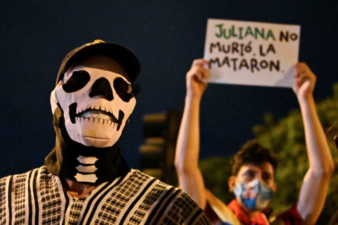 Manifestantes protestaron a las afueras de la sede de la Tercera Brigada del Ejército en Cali, Colombia, por la muerte de Juliana Giraldo en Cauca. El Ejército, que reconoció los hechos y los lamentó, investiga los hechos.