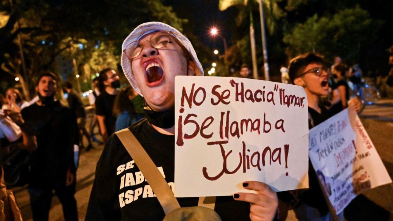 Manifestantes protestaron frente a la sede de la Tercera Brigada del Ejército, en Cali, Colombia, por la muerte de Juliana Giraldo, el 24 de septiembre de 2020.