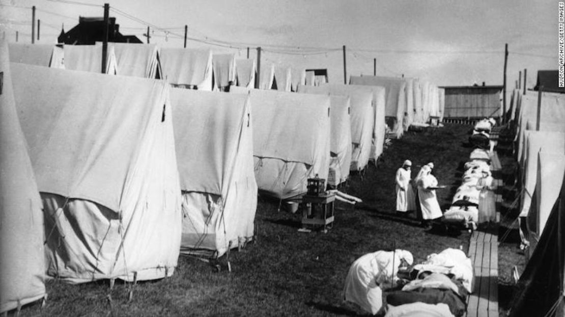 1918: Enfermeras atienden al aire libre a las víctimas de una epidemia de influenza en medio de tiendas de lona en Lawrence, Massachusetts.