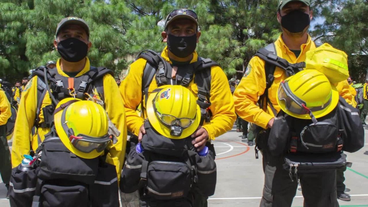 CNNE 899135 - bomberos mexicanos ayudan a luchar contra incendios en california