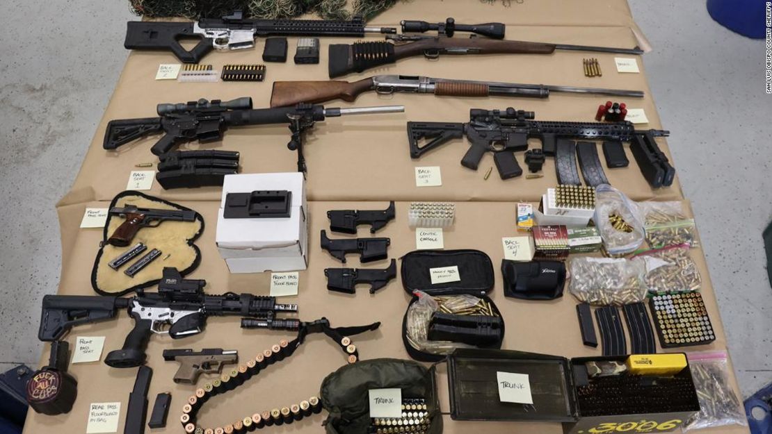 Los agentes de California encontraron varias armas y municiones en el vehículo de Christopher Straub después de que lo mataran en un tiroteo con los agentes.