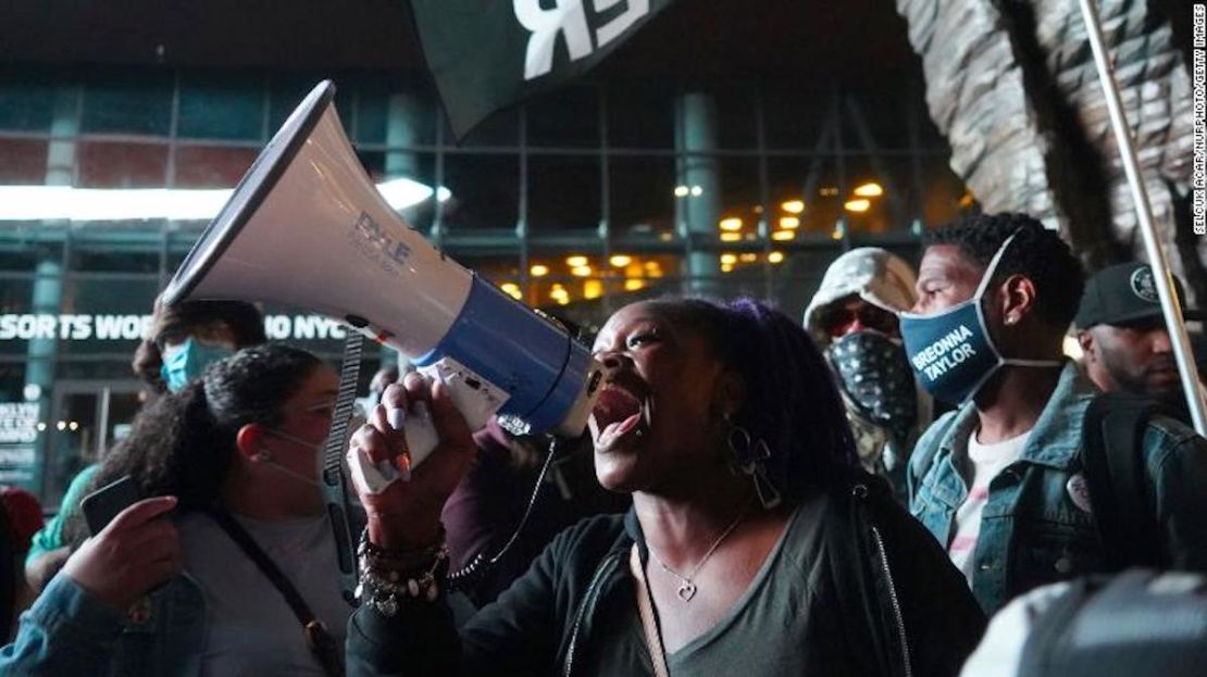 Manifestantes de Black Lives Matter piden justicia para Breonna Taylor en Brooklyn.