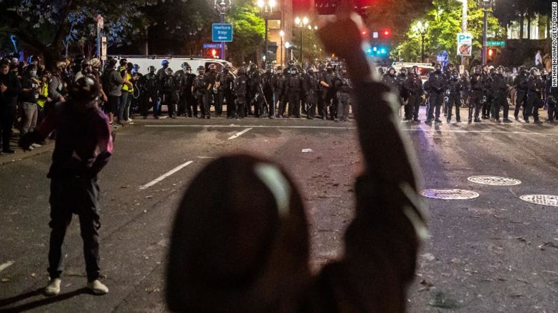 Los manifestantes y la policía se enfrentan en Portland, el sábado por la noche.