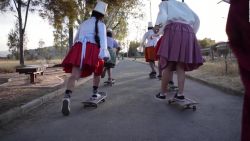 CNNE 899676 - mujeres mezclan cultura "cholita" y patinaje en bolivia