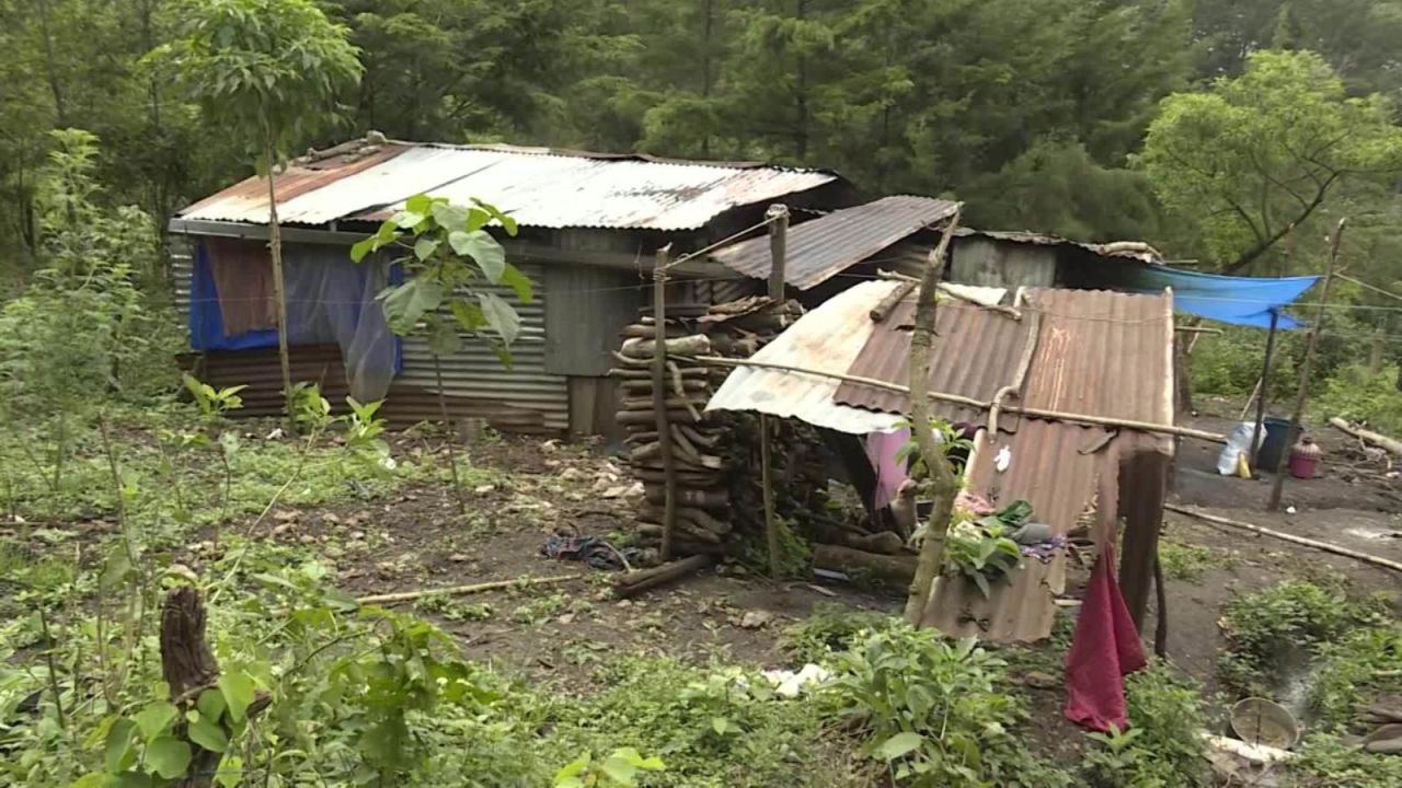 CNNE 899854 - familia en pobreza extrema espera a sus repatriados