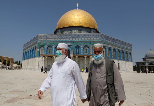 Musulmanes palestinos usan máscaras frente a la mezquita al-Aqsa en Jerusalén.