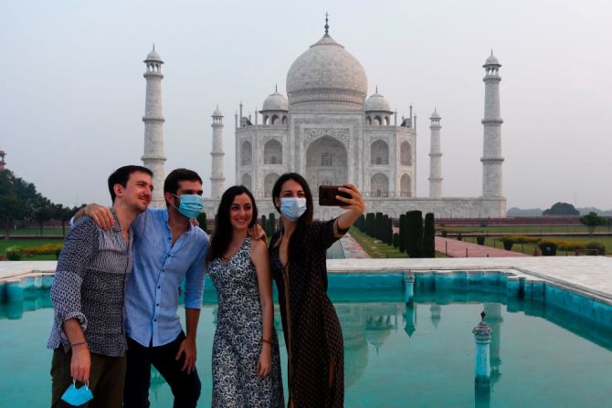 Turistas se toman una selfie en el Taj Mahal, en Agra, India.