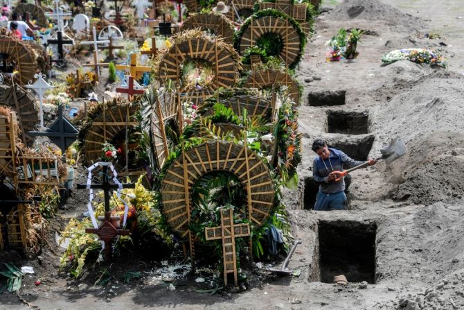 Un sepulturero en el cementerio San Miguel Xico en el Valle de Chalco, en el estado de México.