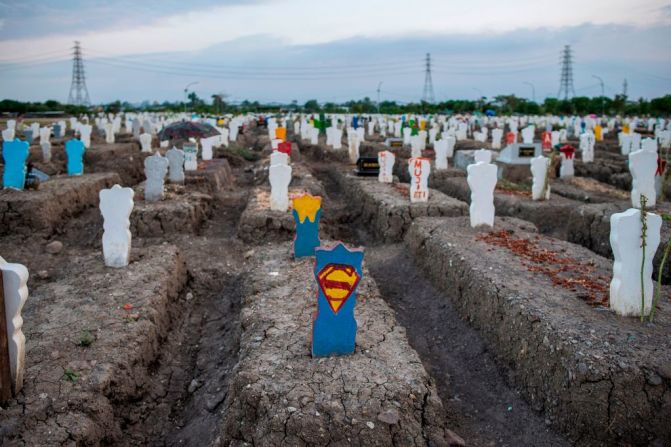 Una tumba con el símbolo de Superman en un cementerio para víctimas de covid-19 en Surabaya, Java Oriental.