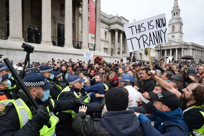 La Policía intenta dispersar a manifestantes que protestan contra la vacunación y las restricciones por covid-19 del gobierno británico en la Trafalgar Square en Londres.