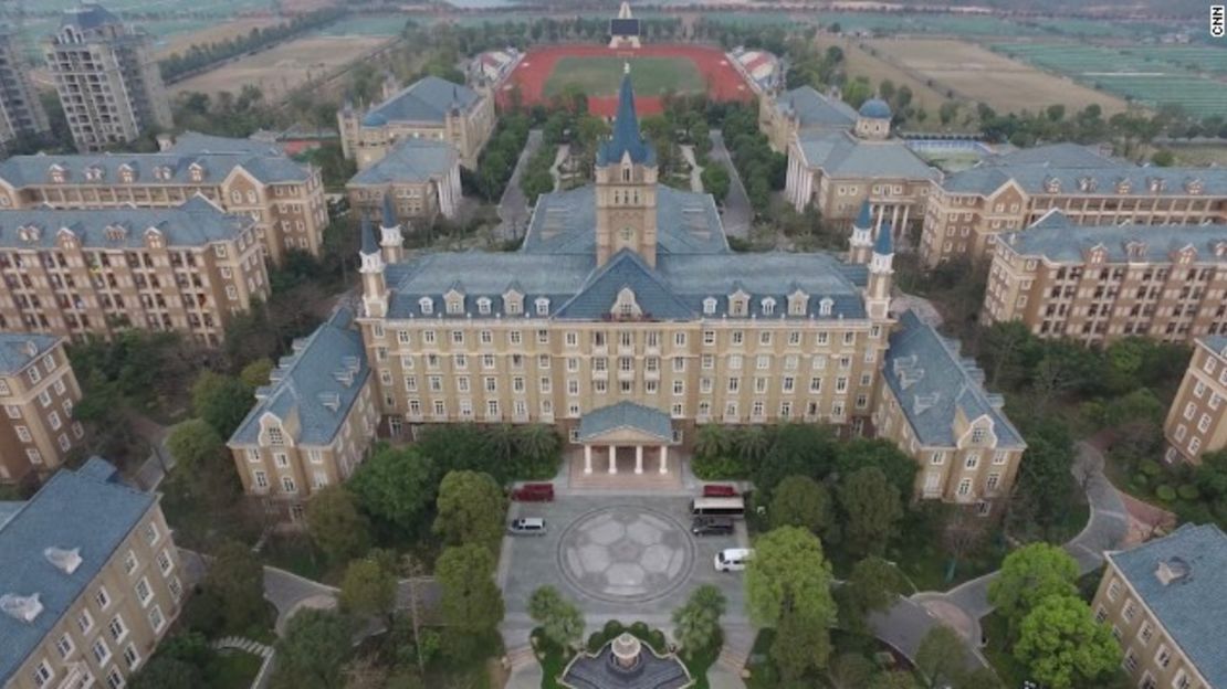 El edificio principal de fútbol es como Hogwarts, o como algo que salió de una película de Disney.