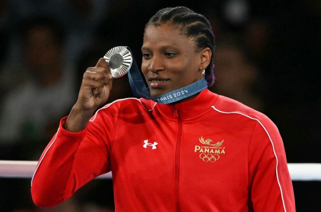 La medallista de plata panameña Atheyna Bibeichi Bylon celebra en el podio durante la ceremonia de entrega de medallas en la categoría final de boxeo femenino de 75 kg durante los Juegos Olímpicos de París 2024 en el estadio Roland-Garros, en París, el 10 de agosto de 2024. (Foto: MOHD RASFAN/AFP vía Getty Images).