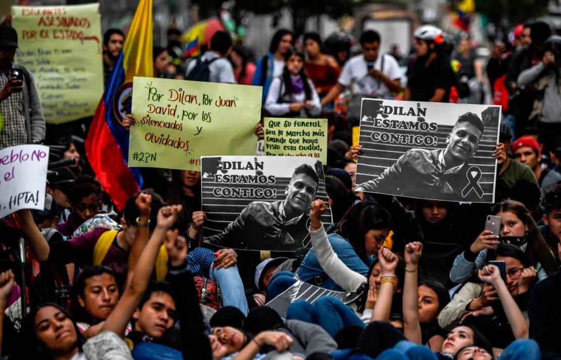 Estudiantes asisten a una vigilia por Dilan Cruz, un manifestante de 18 años que fue herido por un disparo del ESMAD y murió el 25 de noviembre.