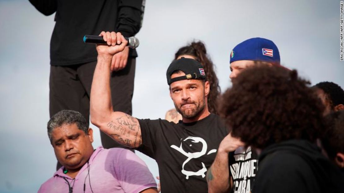 El cantante puertorriqueño Ricky Martin habló frente a manifestantes el miércoles exigiendo la renuncia de Rosselló.