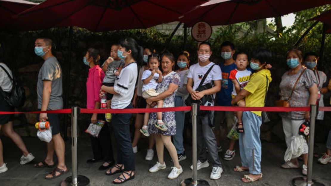 Turistas con máscaras en la Torre de la Grulla Amarilla en Wuhan el 3 de septiembre. Héctor Retamal/AFP/Getty Images