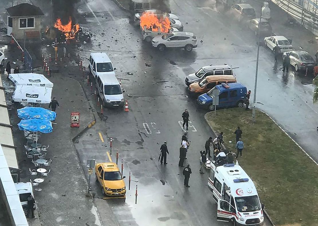 Un coche bomba explotó cerca de un tribunal en la ciudad de Izmir, en Turquía, este 5 de enero.