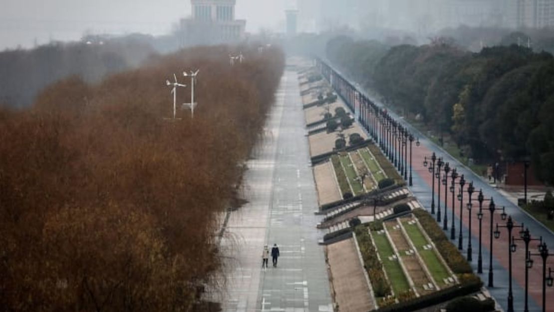 Dos residentes caminan en un parque vacío durante el festivo del Año Nuevo Lunar el 27 de enero en Wuhan.