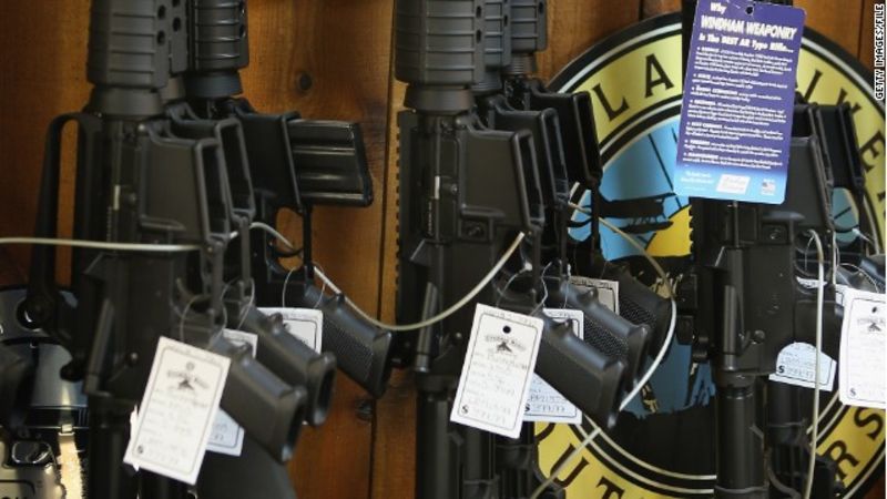El esposo de gabby giffords compra un rifle para exponer el control de armas en ee. Uu. | cnn