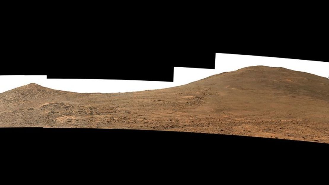 Un panorama muestra el área por la que Perseverance escalará en los próximos meses hasta alcanzar la cima del borde del cráter Jezero. La toma compuesta se compone de 59 imágenes tomadas por la Mastcam-Z del rover el 4 de agosto.