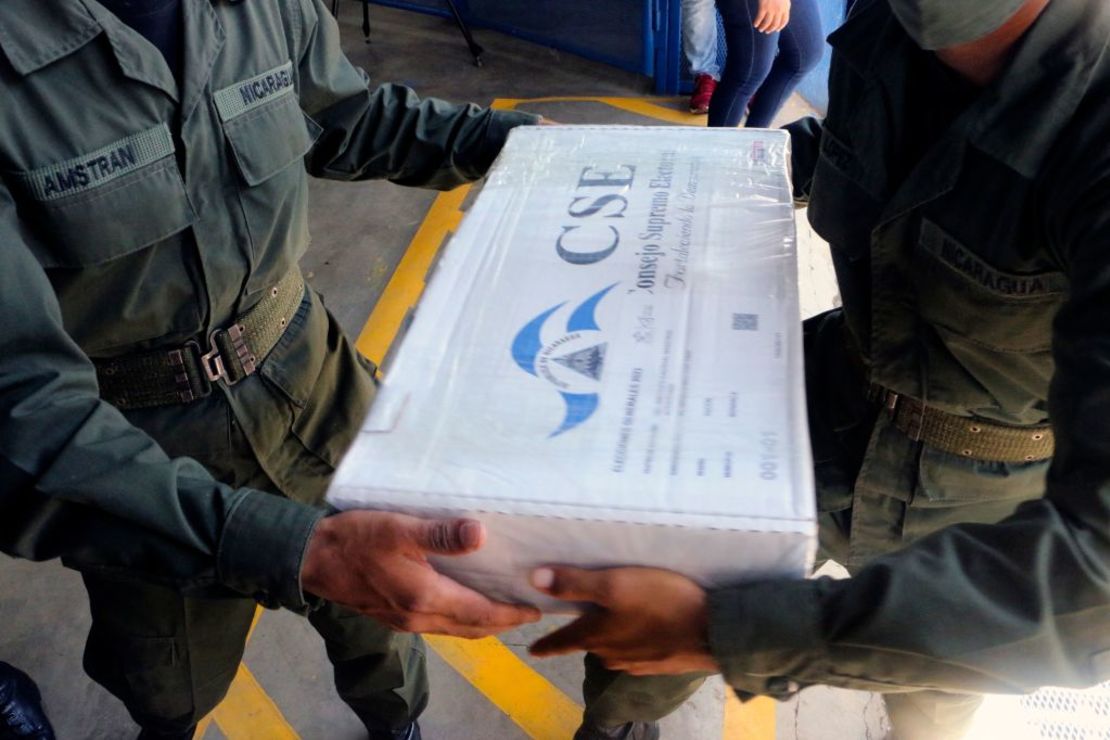 del ejército de Nicaragua preparan las boletas electorales para su distribución en todo el país, el 1 de noviembre de 2021.
