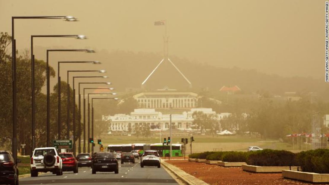 Parlamento en Canberra, Australia, cubierto por el humo.