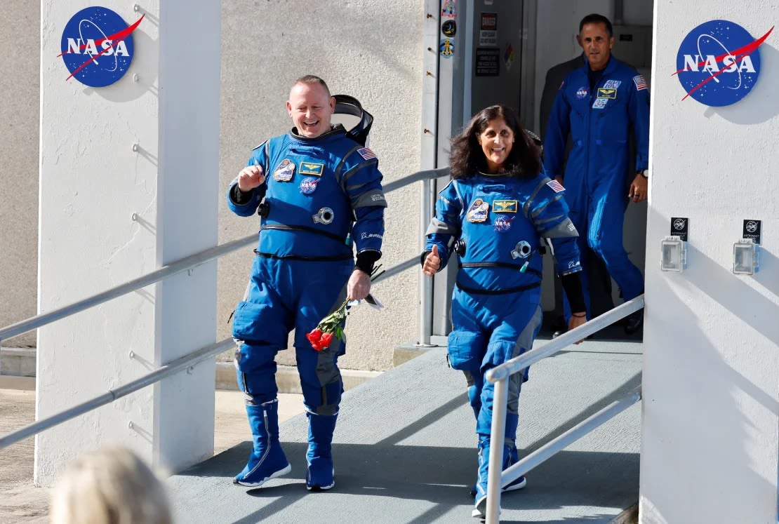 Los astronautas veteranos de la NASA Butch Wilmore (izquierda) y Suni Williams son vistos el sábado antes del segundo intento de lanzamiento de Starliner. Joe Skipper/Reuters