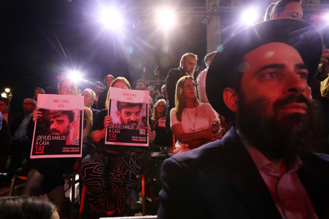 Protestantes sostienen retratos de los rehenes de Hamas Ariel Cunio y David Cunio durante un evento de encendido de velas de Hanukkah organizado por la organización judía local Jabad el 12 de diciembre de 2023 en Buenos Aires, Argentina.