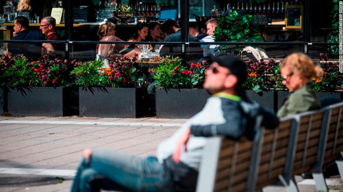 El país no impuso restricciones de confinamiento y la mayoría de los restaurantes, bares y tiendas continúan abiertos.