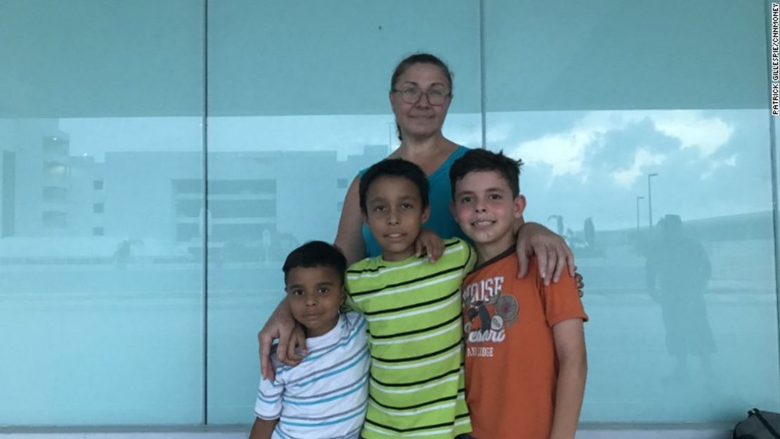 Doris Montalvo con sus tres nietos.