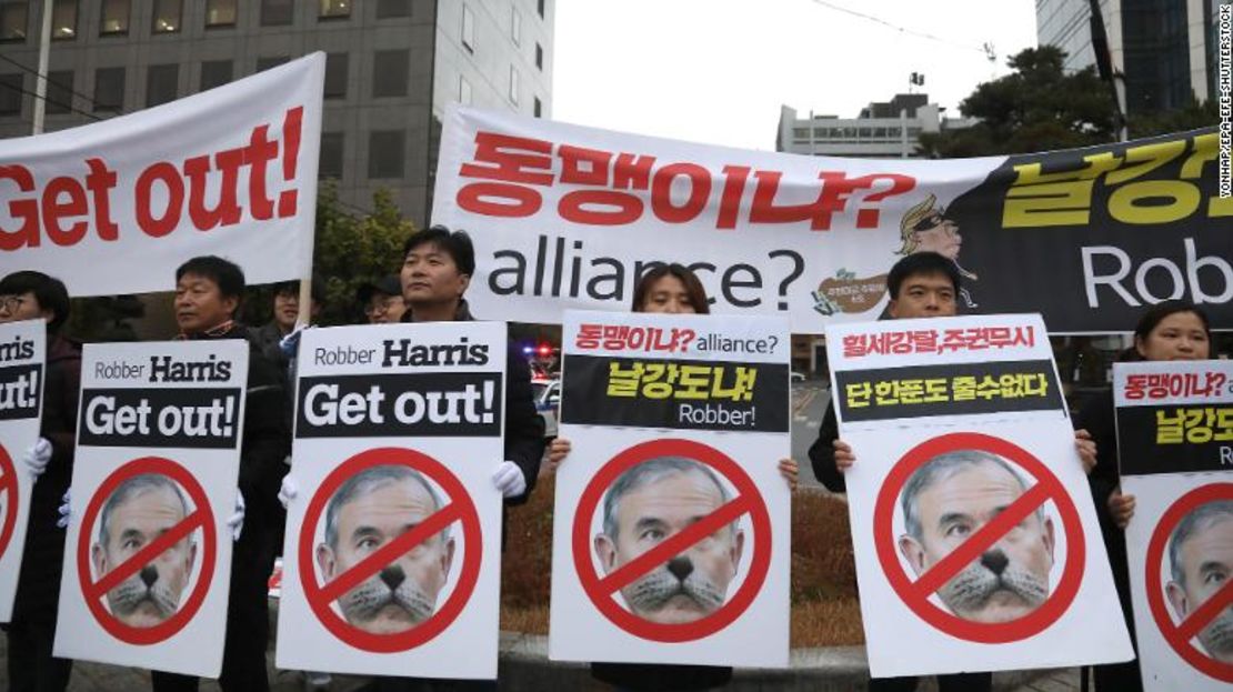 Miembros de Seúl Jinbo, un grupo cívico de activistas progresistas, realizan una manifestación cerca de la residencia del embajador de Estados Unidos en Corea del Sur, Harry Harris, en Seúl el 11 de noviembre de 2019. Su cara se superpone en la de un gato porque bromeó en Twitter que sus gatos estaban bien después de que un grupo de estudiantes irrumpió en su casa.