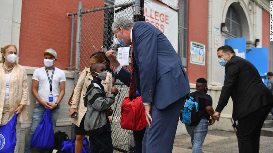 El alcalde de Nueva York, Bill de Blasio, visita la escuela pública 188 en Manhattan, el martes, cuando reabren las escuelas primarias.