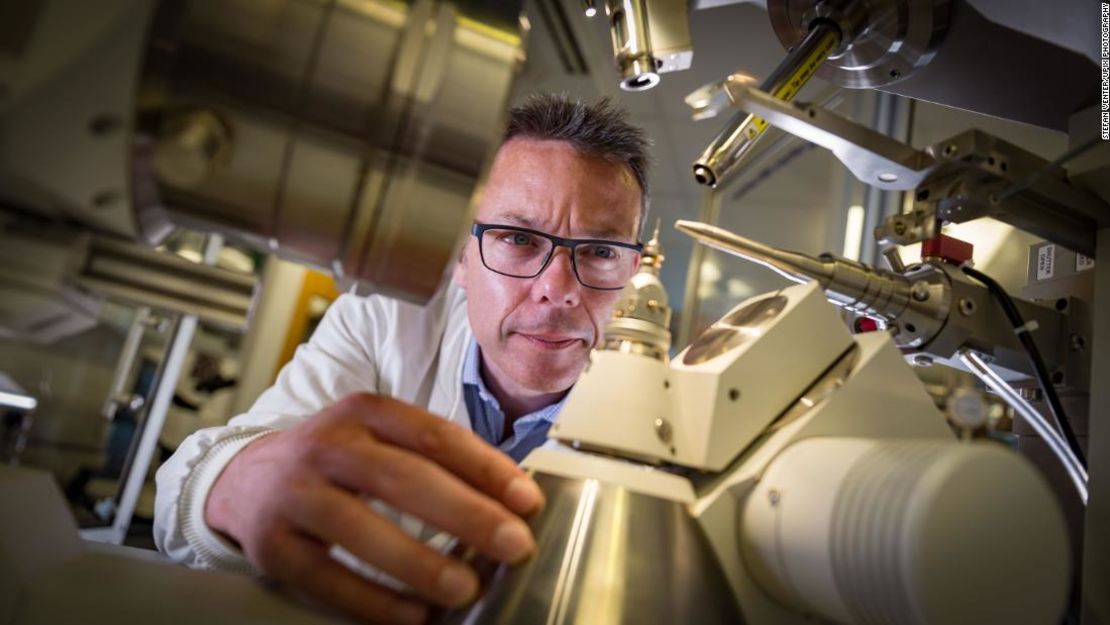 El codirector del proyecto John McGeehan fotografiado en el laboratorio.