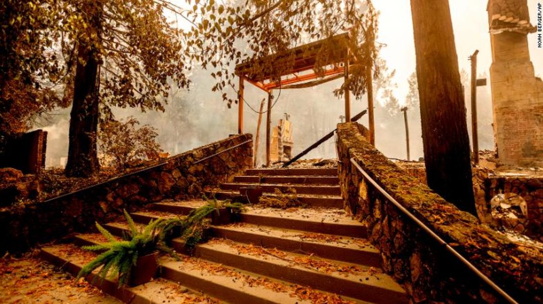 Una escalera en medio de los escombros en el restaurante en Meadowood, afectado por el fuego en St. Helena, California.