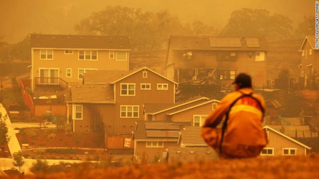 Un bombero mira hacia una casa destruida el 28 de septiembre de 2020 en Santa Rosa, California.