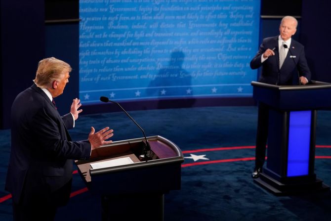 El debate y se centró en seis temas, cada uno de los cuales duró aproximadamente 15 minutos: "Los registros de Trump y Biden", "La Corte Suprema", "Covid-19", "La economía", "Raza y violencia en nuestras ciudades" y "La integridad de las elecciones". Morry Gash/AP