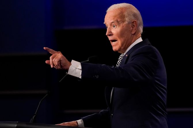 Biden hace gestos en el debate. Julio Cortez/AP