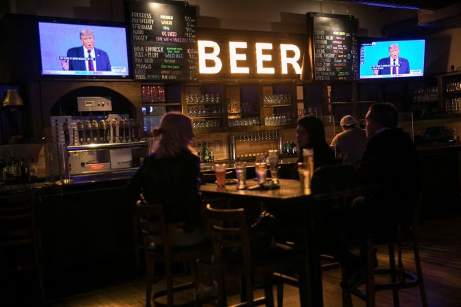 Gente viendo el debate desde el Market Garden Brewery en Cleveland. Maddie McGarvey para CNN