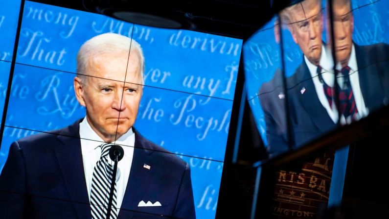 Pantallas de televisión muestran el debate en el bar Walters Sports en Washington. Sarah Silbiger/Getty Images