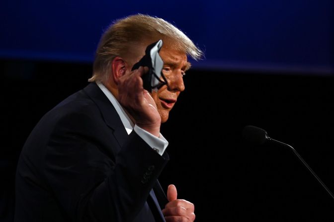 Trump sostiene un tapabocas mientras habla en el debate. "Yo no uso una máscara como Biden, cada vez que lo ves, tiene una máscara. Puede estar hablando a 60 metros y aparece con la máscara más grande que he visto". Jim Watson/AFP/Getty Images