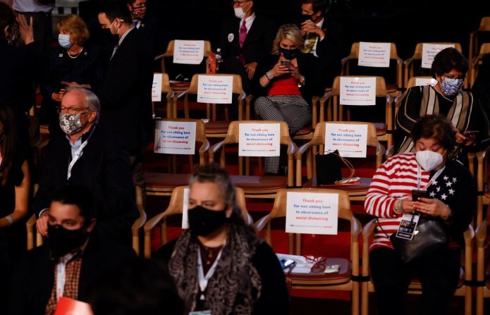 La audiencia mantiene distanciamiento social entre las sillas. Brian Snyder/Reuters