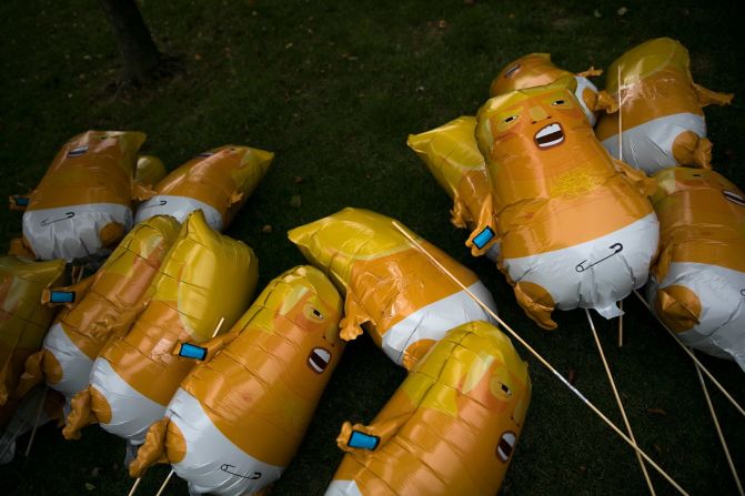 Globos de 'Trump bebé' en el suelo en una protesta en Cleveland antes del debate. Maddie McGarvey para CNN