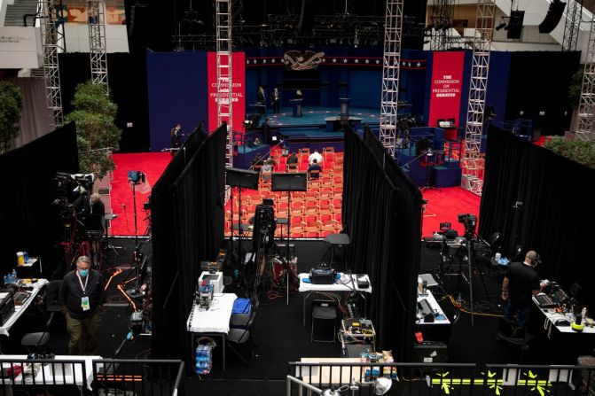 Preparaciones finales dentro del lugar donde se realizó el debate. Meg Vogel/Cincinnati Enquirer/USA Today Network