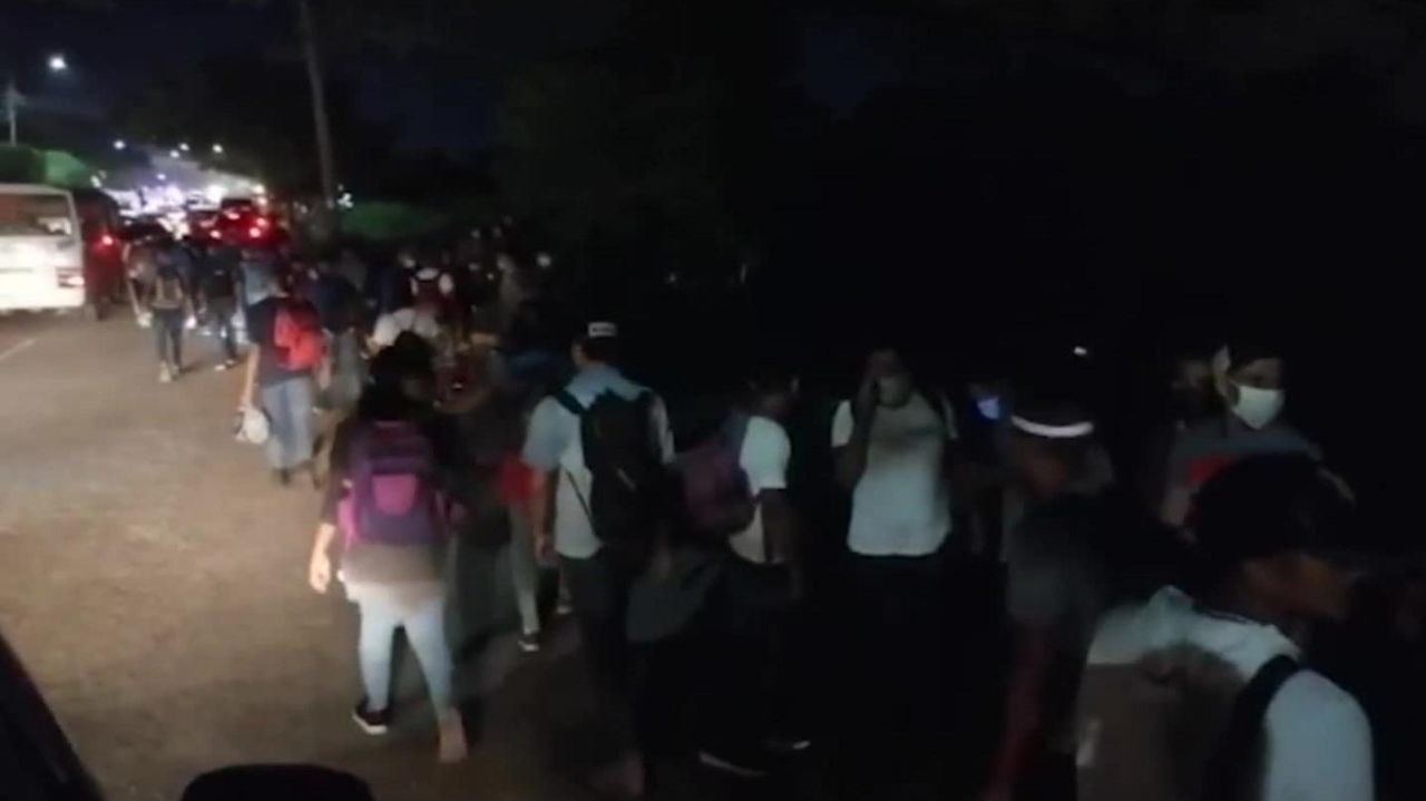 CNNE 900991 - caravana con cientos de personas parte de honduras