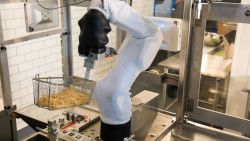 CNNE 901151 - un robot experto en hamburguesas